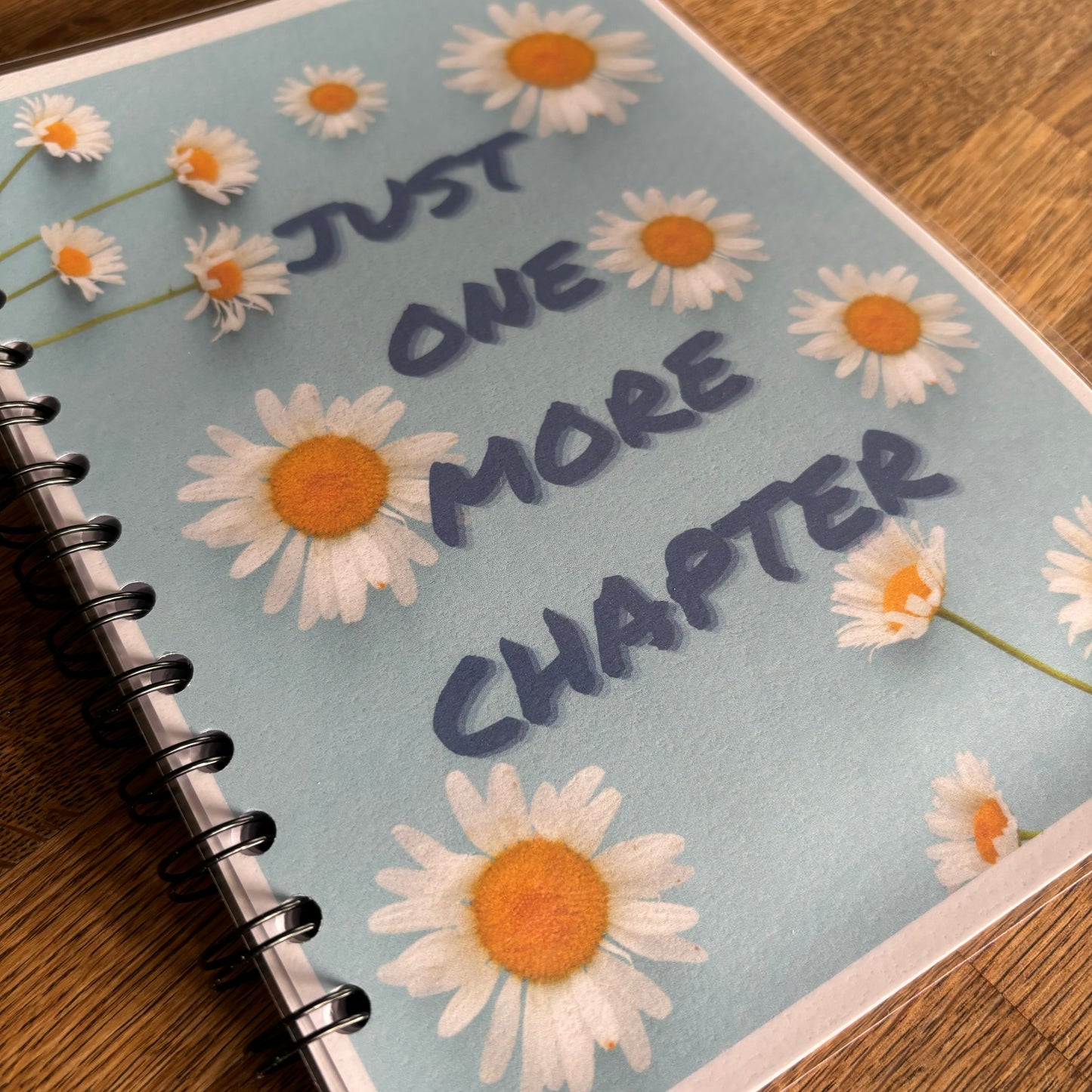Blue Daisies Reading Journal: TBR, Reading Log, Book Tracker, Book Reviews, Favourite Authors, Quotes And Best Reads.
