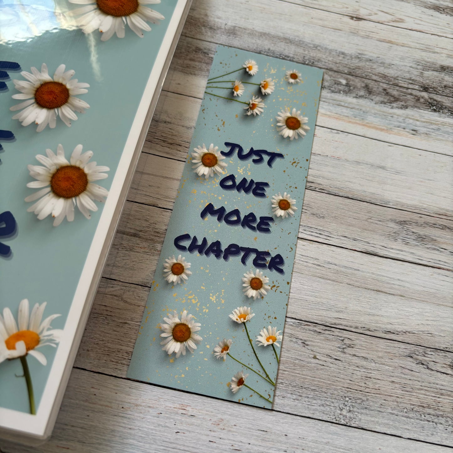 Blue Daisies Reading Journal: TBR, Reading Log, Book Tracker, Book Reviews, Favourite Authors, Quotes And Best Reads.
